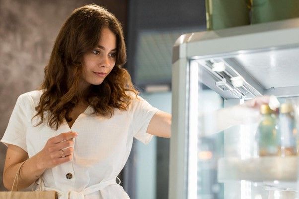 mujer abriendo equipo de refrigeración